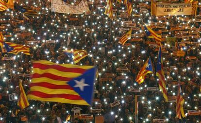 Una multitud de catalanes unidos en torno a la estelada.