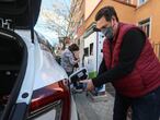 Dvd 1044 12/3/21
Unos usuarios intentando recargar su vehículo en un punto de recarga de coches eléctricos  en la Ronda de Valencia (Madrid).
KIKE PARA.
