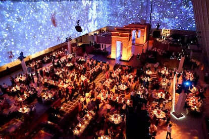 La atmósfera general y la fiesta de la gala del Met celebraba la temática 'Superfine: Tailoring Black Style', el título de la muestra del Instituto del Traje del Museo Metropolitano de Nueva York. La gala, al igual que en años anteriores, ha sido dirigida y organizada por la editora jefe de 'Vogue', Anna Wintour.