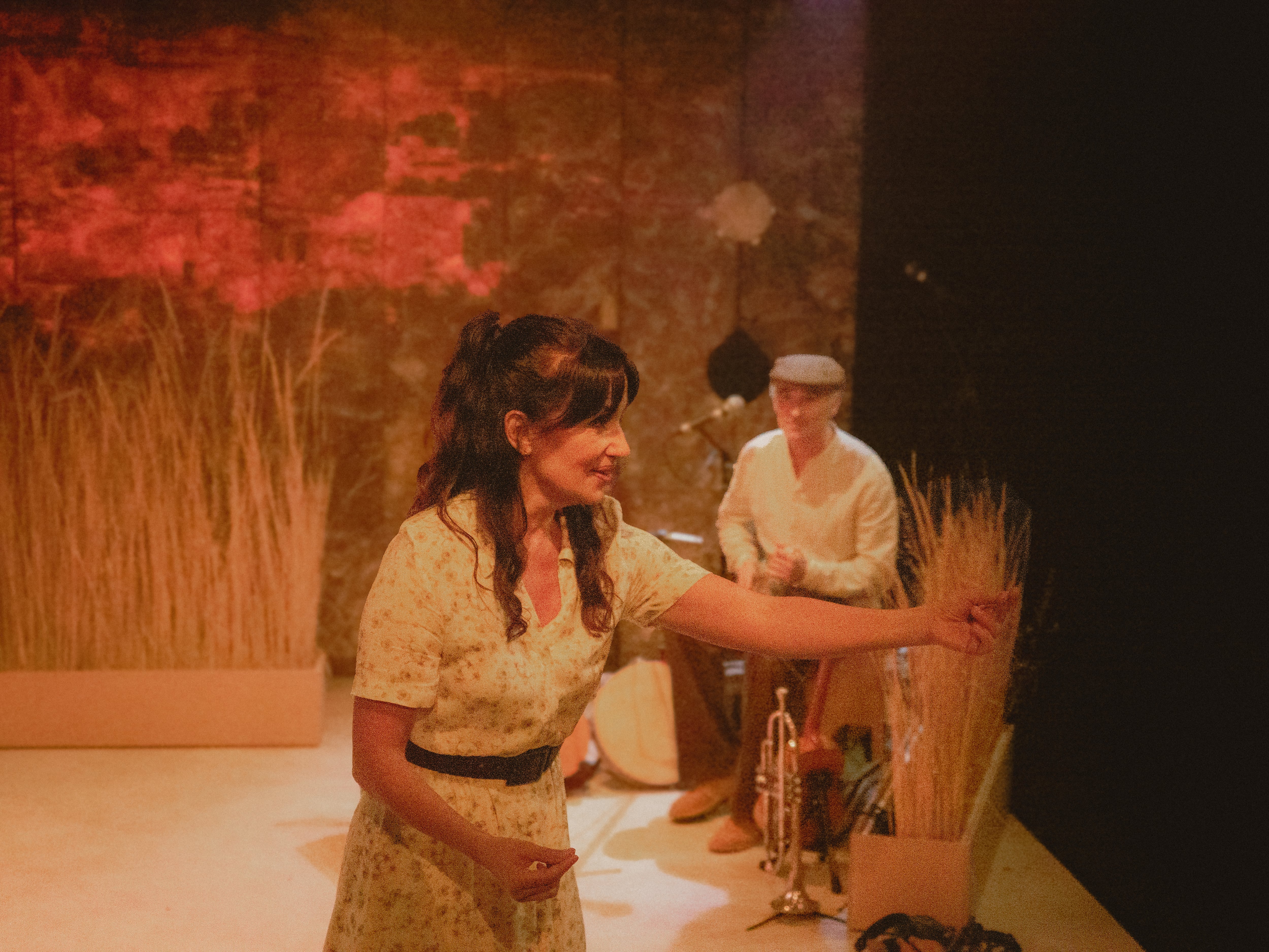 Los actores Carmen del Valle y Nacho Vera (al fondo) durante un ensayo de 'Aromas de Soledad' en el Teatro Fernán Gómez.