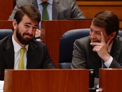 El vicepresidente de Castilla y León, de Vox, Juan García-Gallardo (izquierda) y el presidente de la comunidad, Alfonso Fernández Mañueco, del PP, en una sesión plenaria.