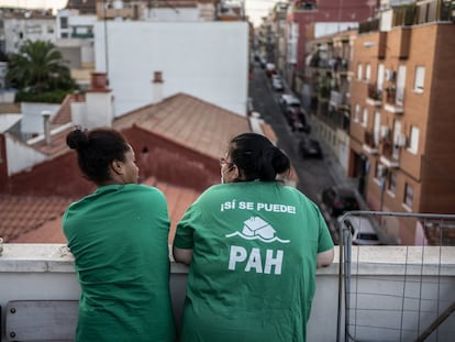 Dos mujeres participantes en una protesta de la Plataforma de Afectados por la Hipoteca (PAH) para evitar el desalojo de un edificio en Madrid el pasado verano.