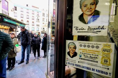 Colas y ambiente ante la administración de Doña Manolita en la calle del Carmen.