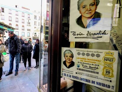 Colas y ambiente ante la administración de Doña Manolita en la calle del Carmen.
 