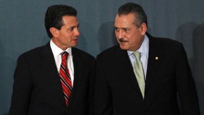 El presidente Enrique Pe&ntilde;a Nieto y Manlio Fabio Beltrones en 2012.