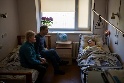 Nastia Kuzik, de 21 años, habla con sus padres en la habitación del hospital de Kiev, mientras espera a ser trasladada a un hospital de Alemania, el pasado 5 de mayo. Nastia perdió la pierna derecha por debajo de la rodilla como consecuencia de un bombardeo que la sorprendió en plena calle mientras volvía a su casa.  