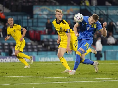 Dovbyk controla antes de marcar en Glasgow el segundo gol para Ucrania en el último minuto de la prórroga ante Suecia.