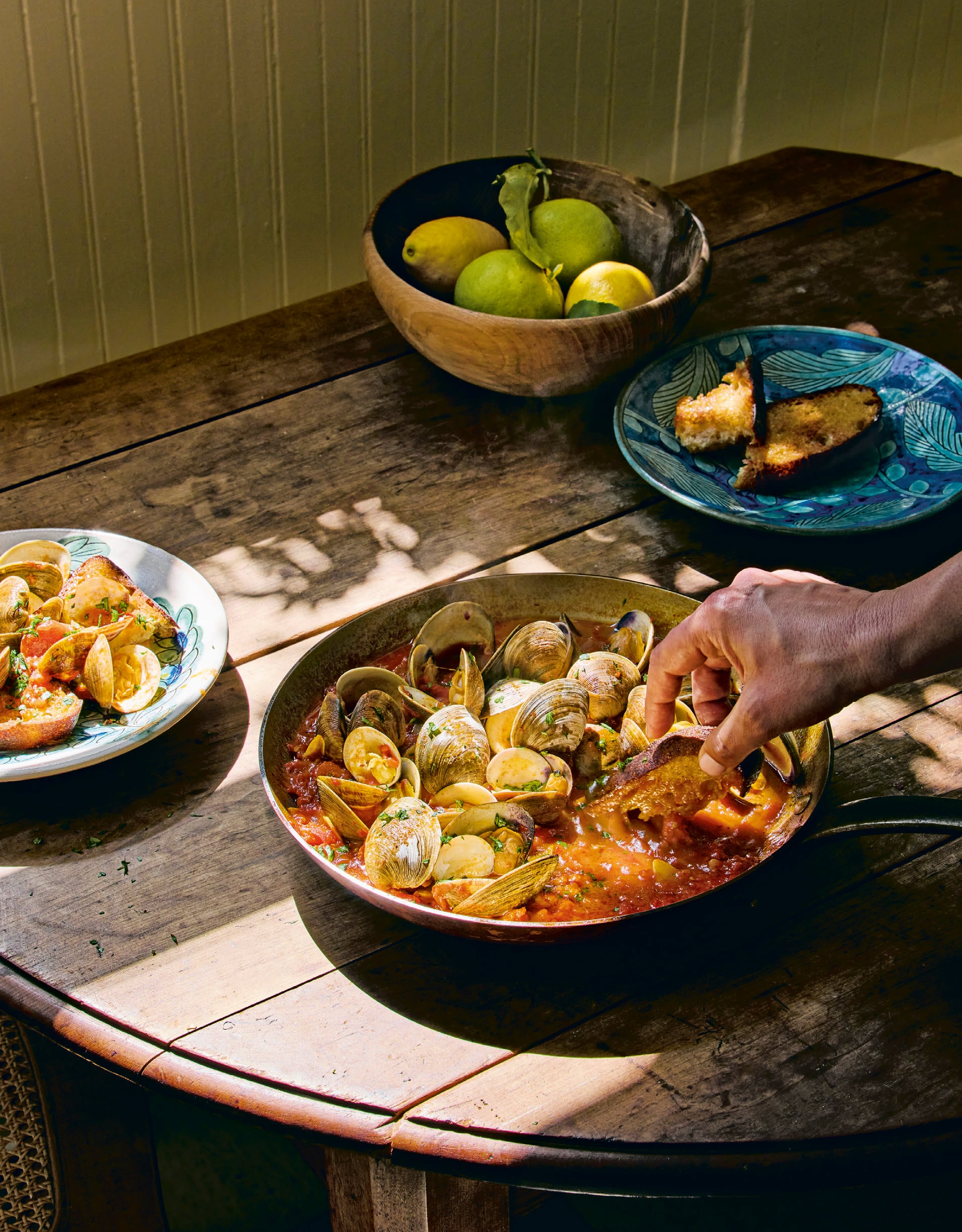 Un aliño sencillo y un pollo con albaricoques, dos recetas del nuevo libro de la cocinera Samin Nosrat