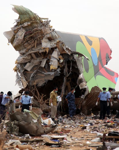 Restos de la parte trasera del avión de Afriqiyah Airways.