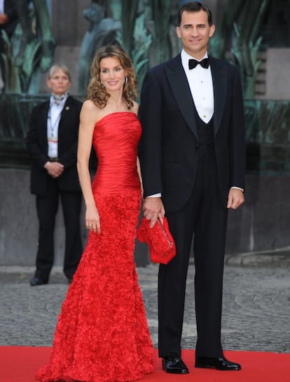 Felipe Varela es el diseñador de cabecera de la Reina. Su discreción es una de las cualidades que más aprecia Letizia. En la imagen, Letizia junto a Felipe VI, en la boda de la princesa Victoria de Suecia en Estocolmo, en junio de 2010.