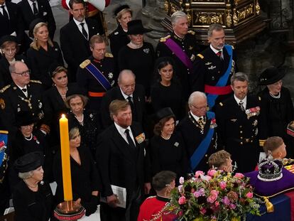 Felipe VI y la reina Letizia, sentados junto a los reyes eméritos, asistían este lunes al funeral de Estado de Isabel II, en la abadía de Westminster, en Londres.