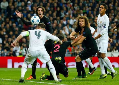 El defensa del Real Madrid, Sergio Ramos (i), cabecea un balón ante los jugadores del PSG, los brasileños David Luiz (2), Thiago Silva (3d) y Adrien Rabiot.