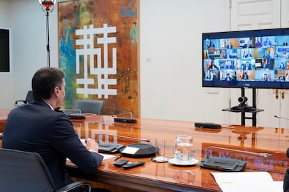 PM Sánchez during his video conference call on Sunday with regional leaders.