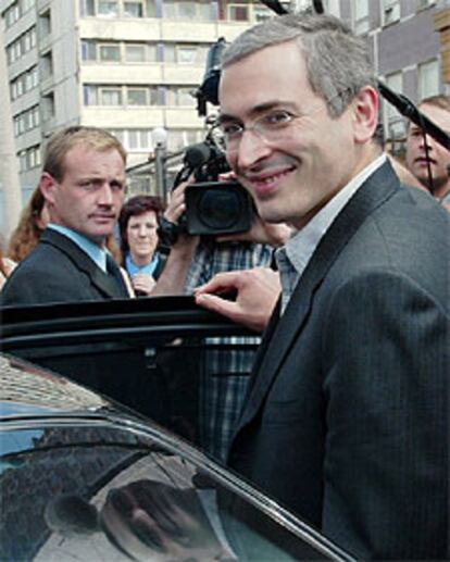Mijaíl Jodorkovski, a la salida de la oficina de la fiscalía, ayer en Moscú.

 / AP