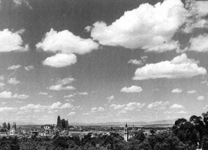 Madrid asistió en 1931 a un cambio de sistema político histórico. Periodistas de todo el país acudieron a la capital para contarlo desde los primeros momentos, cuando el entusiasmo se adueñó de las calles. Desde Barcelona llegó un avispado reportero que ya era una de las grandes firmas de las letras catalanas.