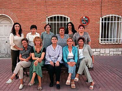 Once de las trece mujeres de la lista de IU de Velilla de San Antonio en las próximas elecciones. PLANO GENERAL - FOTO DE GRUPO