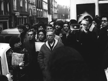 Jean-Paul Sartre (en el centro) junto a Michel Foucault (con un megáfono), en una protesta en París en 1969.