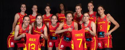 Las 12 jugadoras de la selección posan con las camisetas de Torrens y Abalde. feb