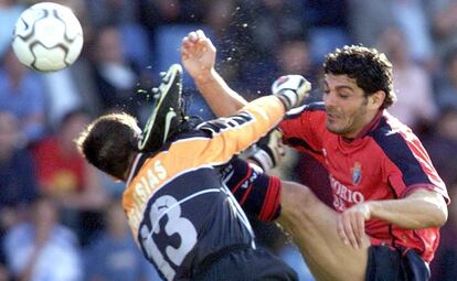 Aloisi choca con Julio Iglesias, meta del Tenerife, en un partido de 2002.