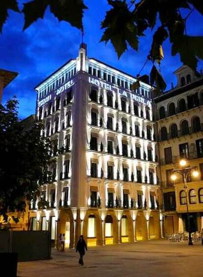 La fachada del Gran Hotel La Perla de Pamplona, con la nueva iluminación.