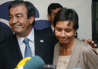 Francisco Álvarez-Cascos junto a la nueva alcaldesa de Gijón, Carmen Moriyón.