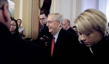 O líder republicano do Senado, Mitch McConnell, após anunciar aos jornalistas que contam com os votos suficientes. 