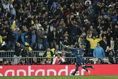 La afición de Boca celebra el gol de Benedetto.