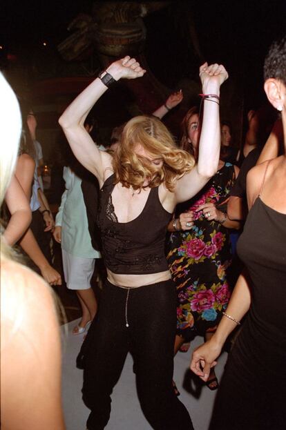 La energía inagotable de Madonna. En la imagen, la cantante disfrutando de una fiesta de Versace en París, en 1999.