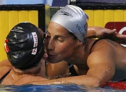 Erika Villaécija besa a su compañera tras la prueba