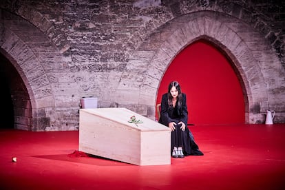 Angélica Liddell, en una escena de 'Dämon. El funeral de Bergman', estrenado el pasado sábado en el festival de Aviñón.