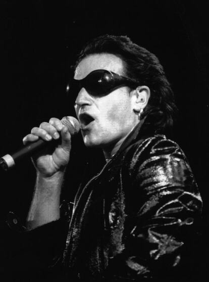 Bono durante una actuación en el Giants Stadium en East Rutherford (Estados Unidos) en agosto de 1992.