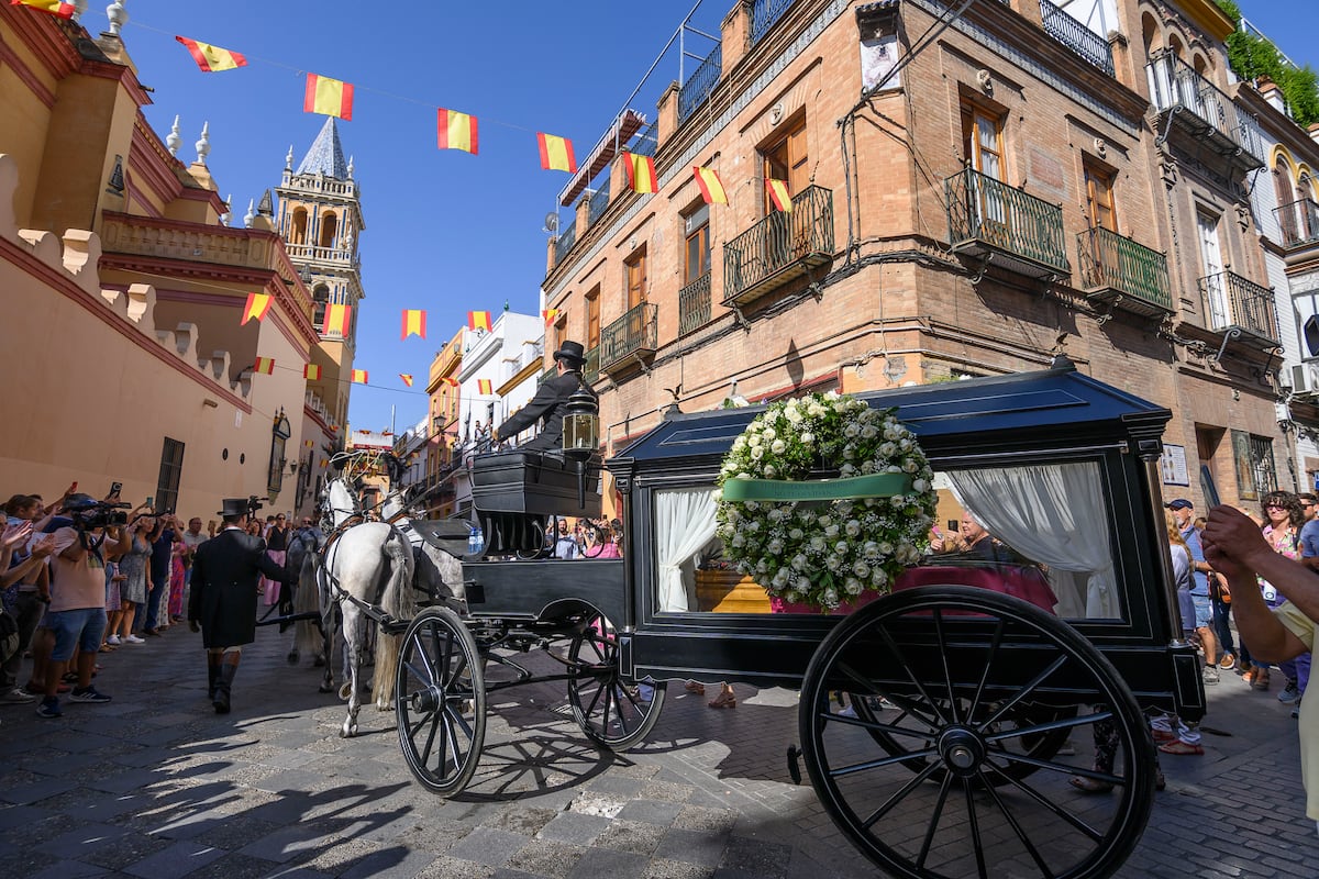 El cortejo fúnebre de María Jiménez por las calles de Sevilla, en imágenes  | Fotos | Cultura | EL PAÍS