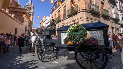El cortejo fúnebre de la artista María Jiménez recorre las calles de Sevilla.