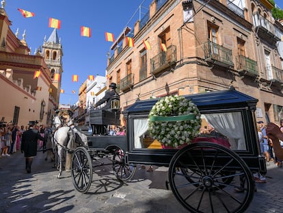 El cortejo fúnebre de la artista María Jiménez recorre las calles de Sevilla.