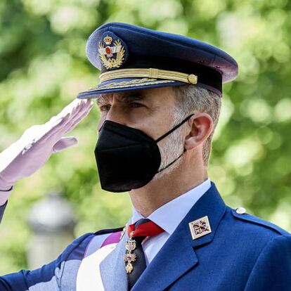 Felipe VI, saluda durante los actos del Día de las Fuerzas Armadas.