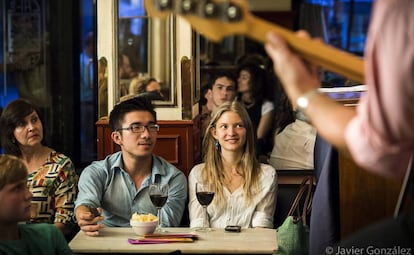 Dos clientes disfrutan de un concierto en el Café Central, que cumple 36 años. 