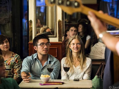 Dos clientes disfrutan de un concierto en el Café Central, que cumple 36 años. 
