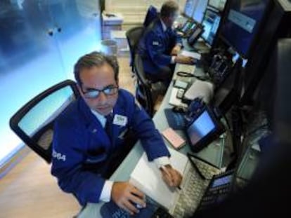 Poco antes del cierre de la jornada de contrataciones en el parque neoyorquino, el índice Dow Jones de Industriales se apreciaba un 1% (159,39 puntos) hasta alcanzar las 16.034,65 unidades. EFE/Archivo