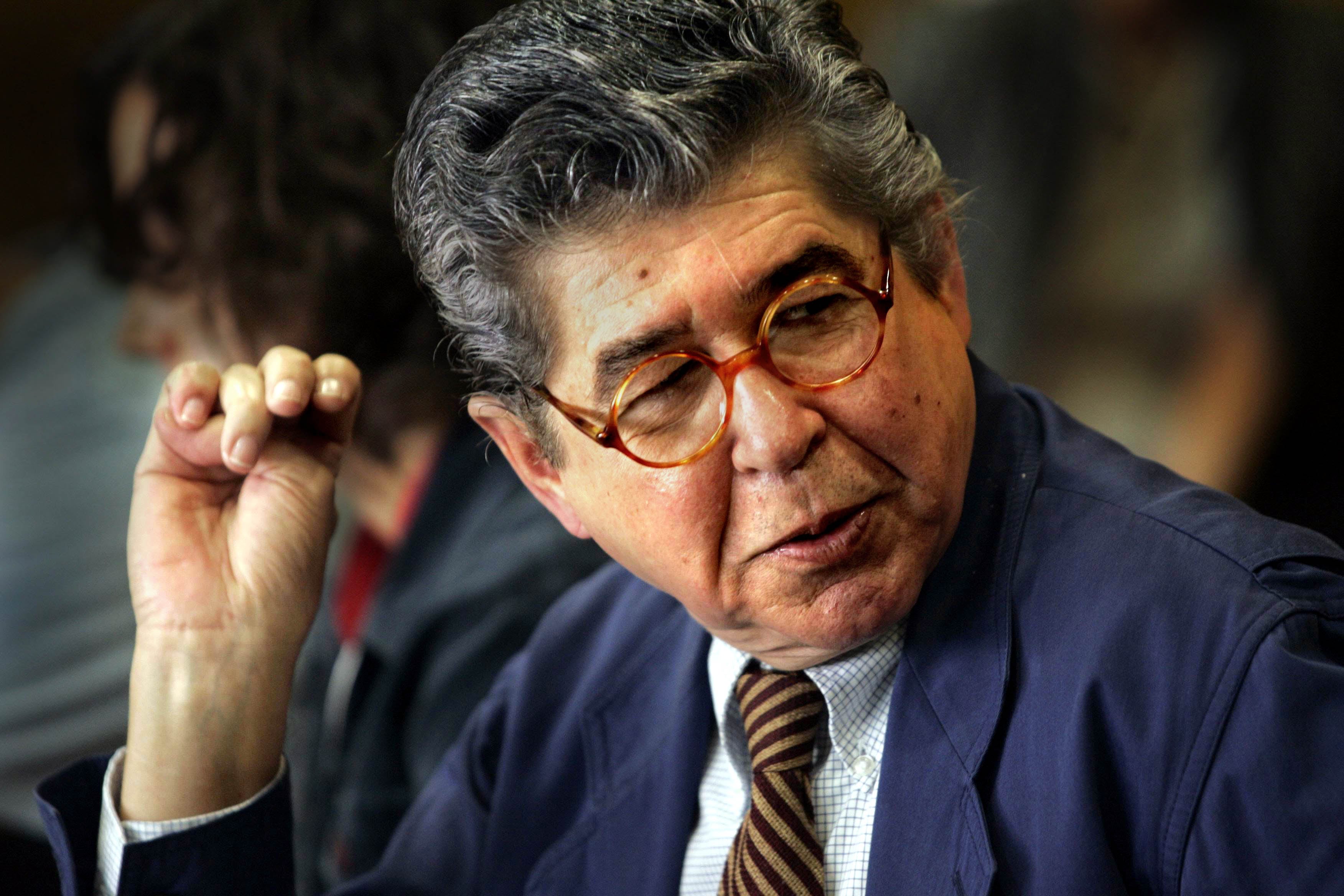 El escritor peruano Alfredo Bryce Echenique, durante la presentación de la segunda parte de sus antimemorias, 'Permiso para sentir', en Barcelona.