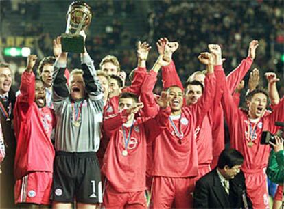 Kahn, que alza el trofeo, y sus compañeros del Bayern celebran su triunfo en la Copa Intercontinental.