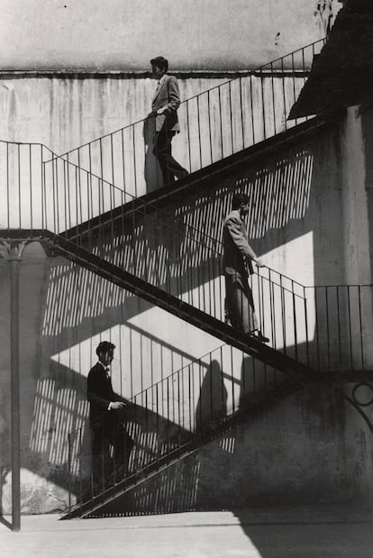 Unos suben y otros bajan (1940), de Lola Álvarez Bravo