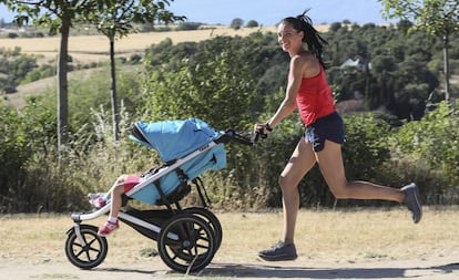 Beatriz Morillo, corriendo con sus dos hijos.