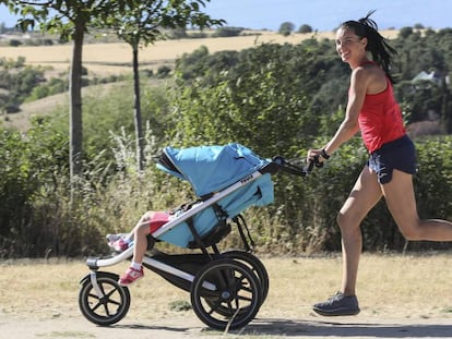 Beatriz Morillo, corriendo con sus dos hijos.