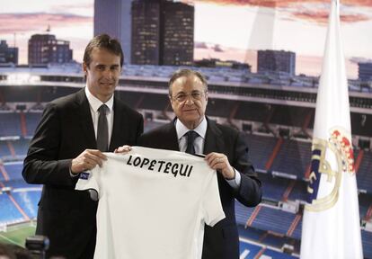 Julen Lopetegui, durante su presentación como entrenador del Real Madrid junto a Florentino Pérez.
