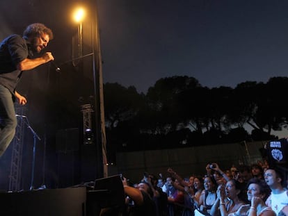 Carlos Tarque, durante el concierto que M-Clan ofreci&oacute; en el escenario de la Puerta del &Aacute;ngel