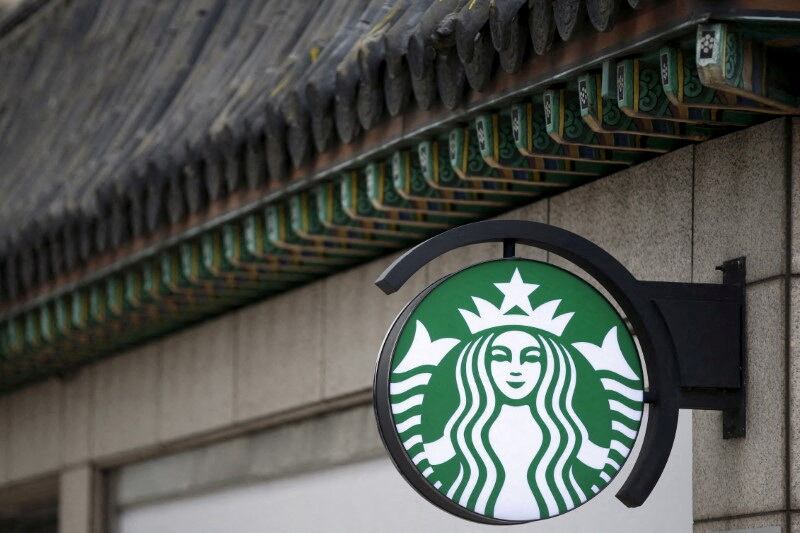 El espinoso anuncio de Starbucks en Corea que evoca la represión militar de 1980 y ha llevado al despido de su director