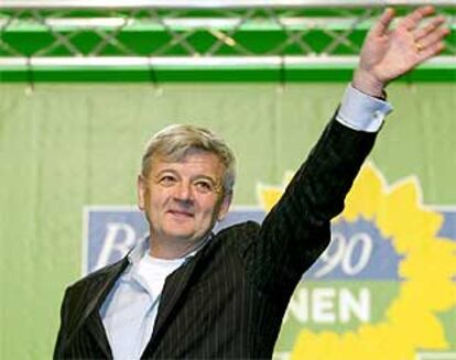 Joschka Fischer festejó ayer con su partido, Los Verdes, el aumento de votos y su permanencia en la coalición gubernamental.