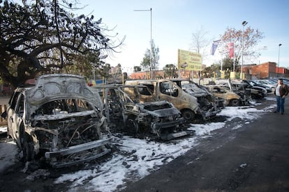 17 cotxes més han quedat afectats per l'incendi.