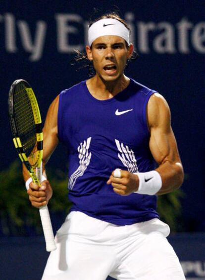 El tenista español Rafael Nadal devuelve la bola a su rival ruso Igor Andreev, en el partido por el Abierto de Tenis de Canadá.