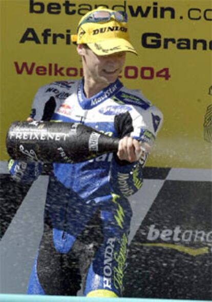 Dani Pedrosa celebra su triunfo en el podio de Welkom, Suráfrica.